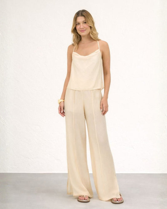 CALÇA COM FENDA ACETINADA BEGE