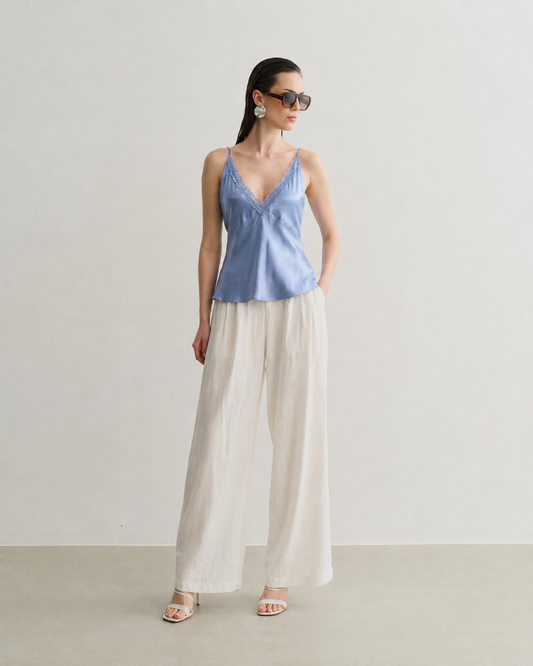 REGATA ALCINHA DE CETIM COM RENDA LEVIS (AZUL)