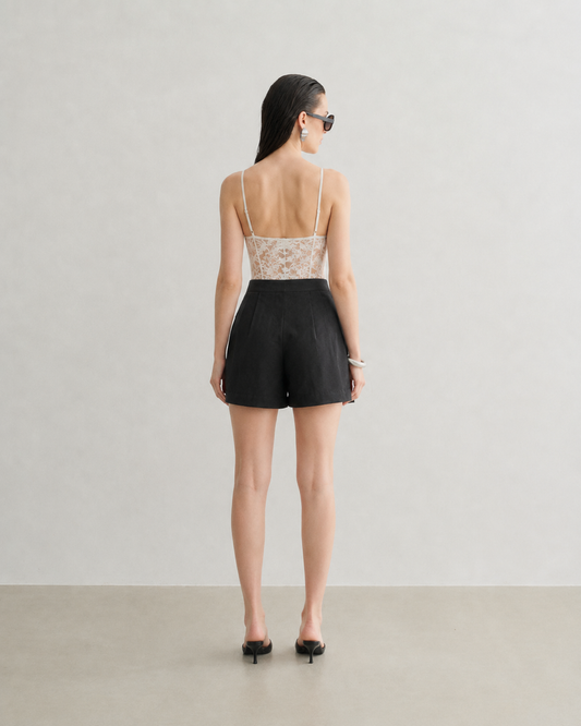 BERMUDA DE LINHO COM PREGAS PRETO