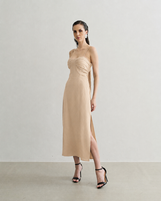 VESTIDO BUSTO ESTRUTURADO COM FENDA LATERAL BEGE