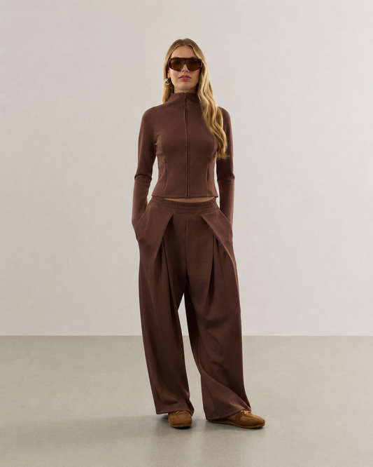 CALÇA DE MOLETOM COM PREGAS MARROM