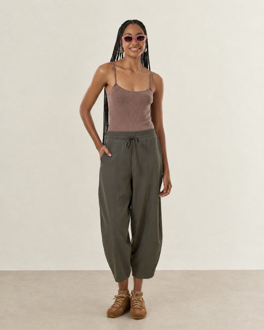 CALÇA BARREL CÓS COM AMARRAÇÃO CHUMBO (CINZA ESCURO)