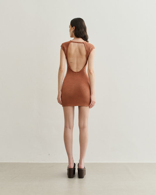 VESTIDO CURTO VAZADO NAS COSTAS MARROM
