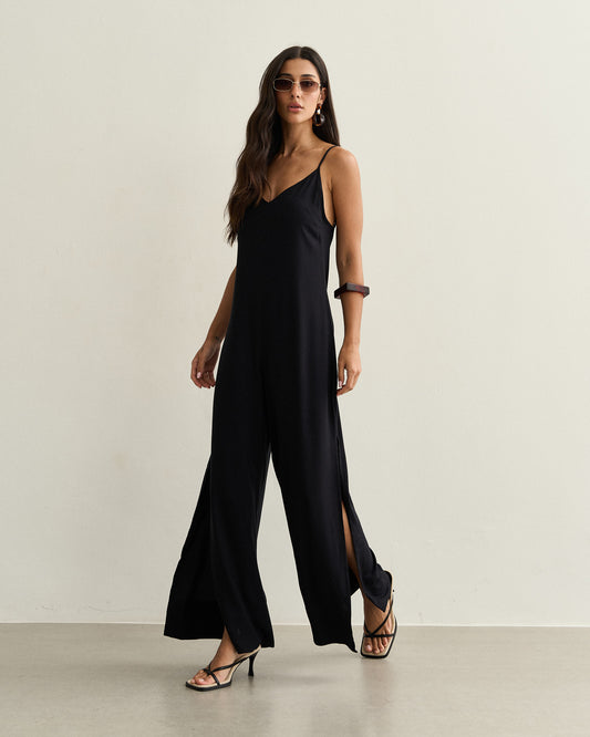 MACACÃO COM FENDAS LATERAIS PRETO