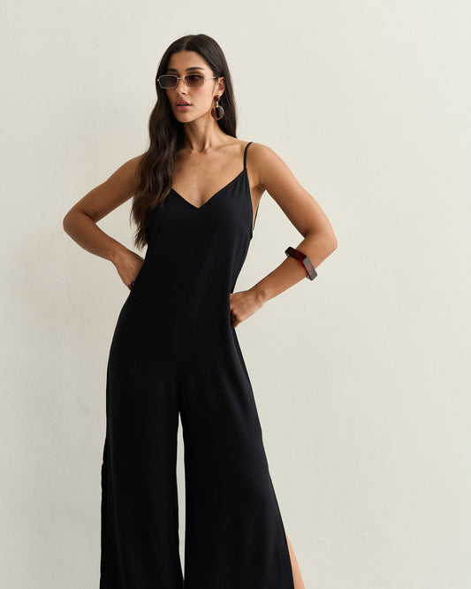 MACACÃO COM FENDAS LATERAIS PRETO