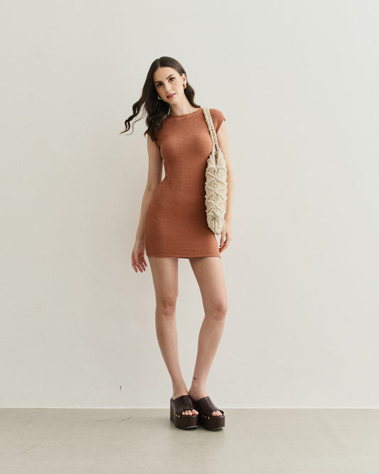 VESTIDO CURTO VAZADO NAS COSTAS MARROM