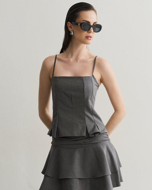 BLUSA COM RECORTES E DECOTE QUADRADO PRETO