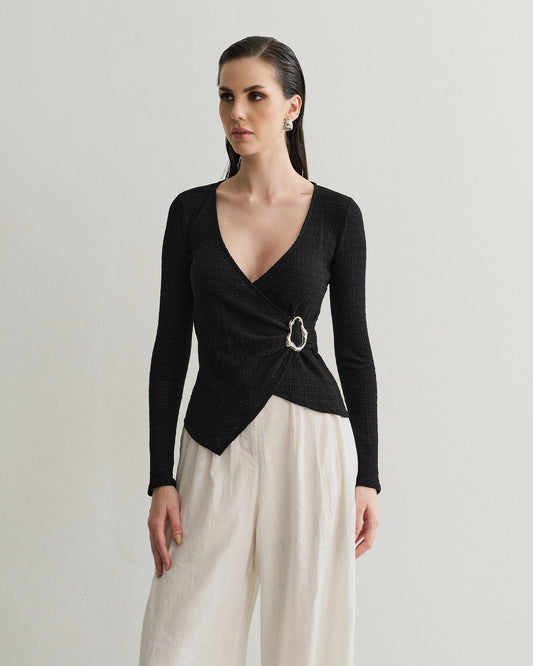 BLUSA COM AVIAMENTO LATERAL PRETO