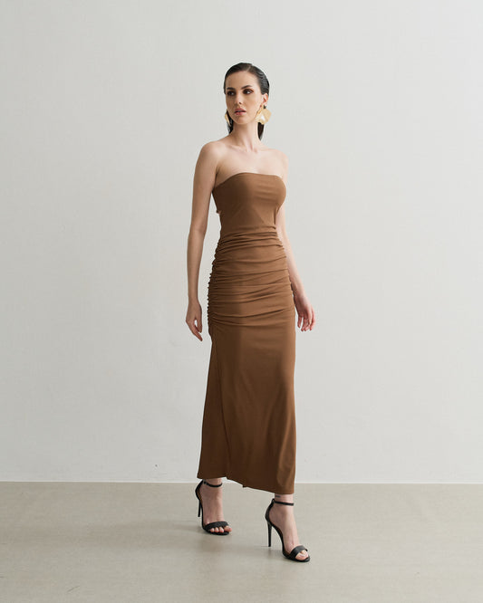 VESTIDO SEM ALÇAS FRANZIDO RECORTE COSTAS CEVADA (MARROM CLARO)