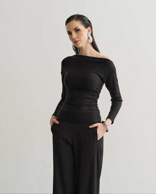BLUSA DECOTE ASSIMÉTRICO PRETO