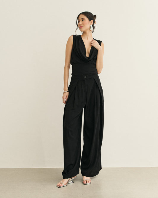 BLUSA SEM MANGAS COM DEGAGÊ LONGO PRETO