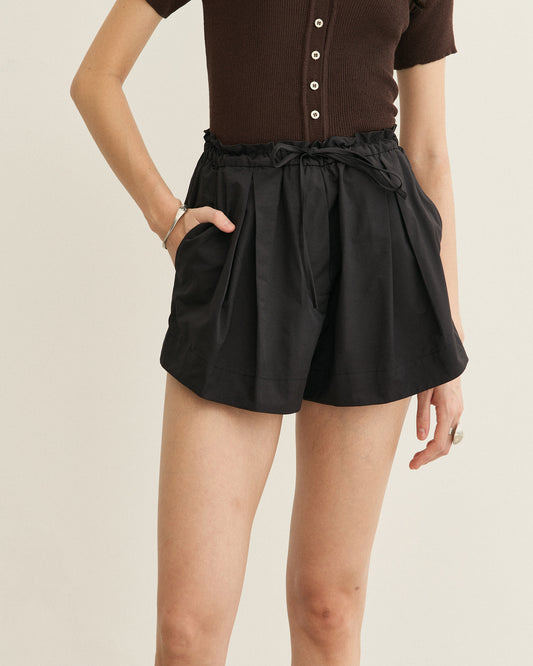 SHORTS CURTO COM PREGAS FRENTE PRETO