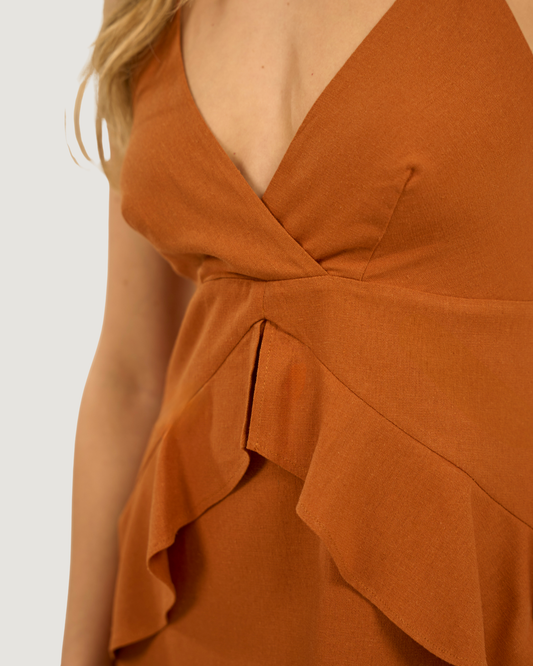 VESTIDO CURTO COM BABADO FRONTAL MARROM