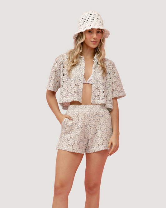Shorts Curto Flor Off White com AZUL