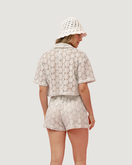 Shorts Curto Flor Off White com AZUL