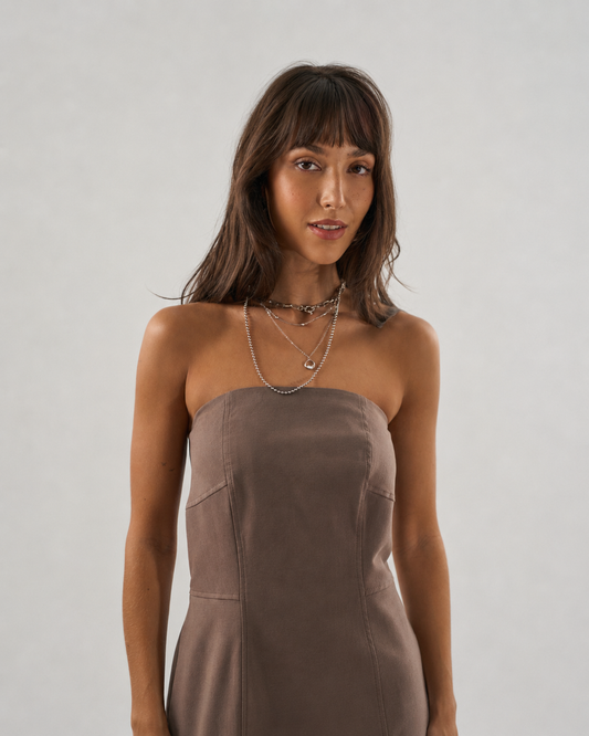 VESTIDO TOMARA QUE CAIA RECORTES LAREIRA (MARROM)