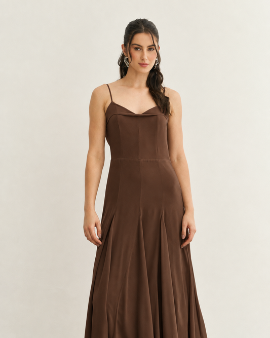 VESTIDO MIDI RECORTES COM DETALHE COSTAS MARROM