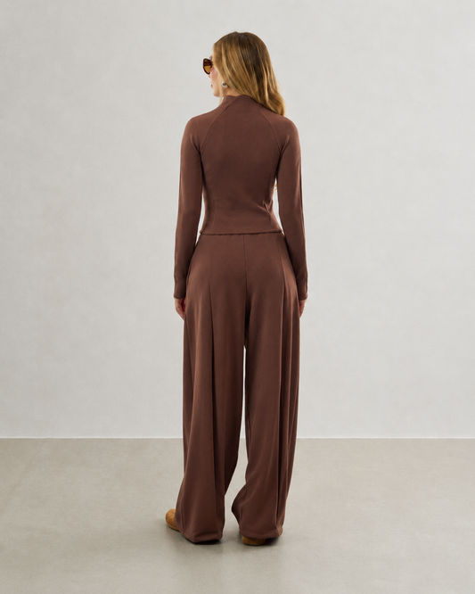 CALÇA DE MOLETOM COM PREGAS MARROM