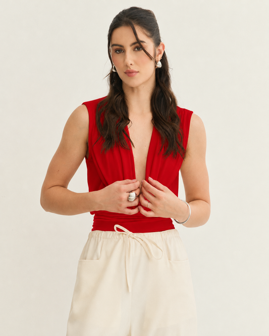 BLUSA SEM MANGAS COM DEGAGÊ LONGO VERMELHO