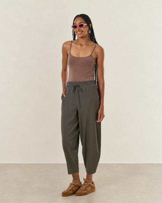 CALÇA BARREL CÓS COM AMARRAÇÃO CHUMBO (CINZA ESCURO)