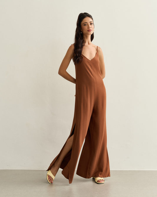 MACACÃO COM FENDAS LATERAIS MARROM