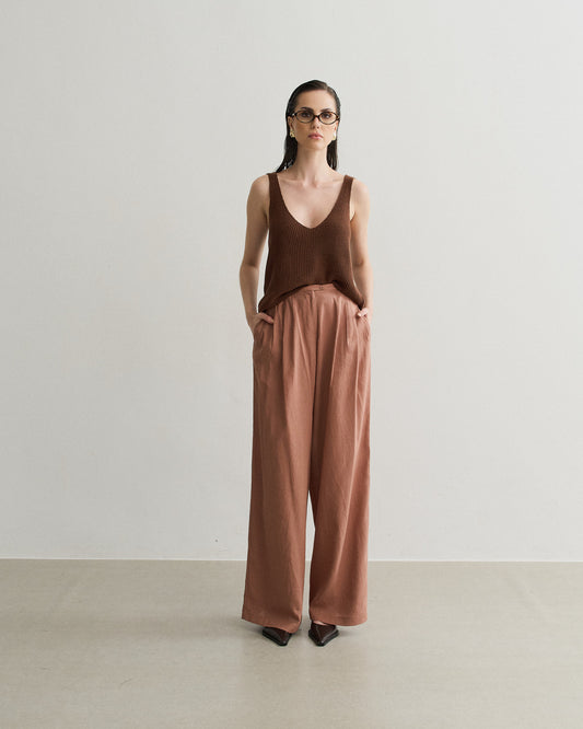 CALÇA PANTALONA COM PREGAS E CÓS FINO MOUSSE (MARROM CLARO)