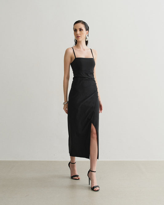 VESTIDO MIDI COM FRANZIDO LATERAL PRETO