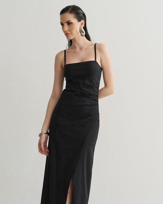 VESTIDO MIDI COM FRANZIDO LATERAL PRETO