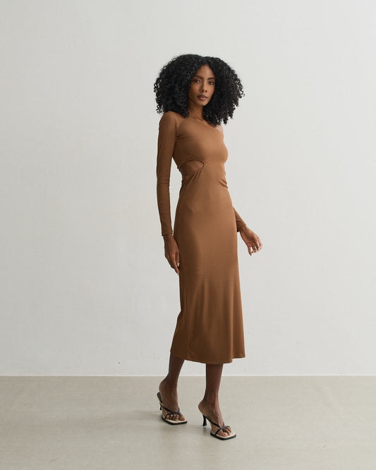 VESTIDO MIDI MANGA LONGA RECORTE ASSIMÉTRICO CEVADA (MARROM CLARO)