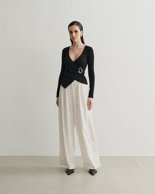 BLUSA COM AVIAMENTO LATERAL PRETO