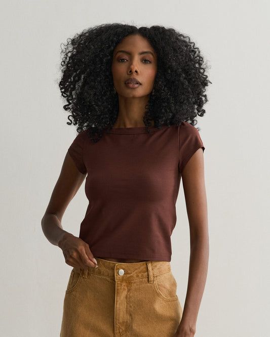 BLUSA DECOTE CANOA POUDRE DE CACAO (MARROM)