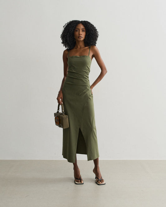 VESTIDO MIDI COM FRANZIDO LATERAL VERDE