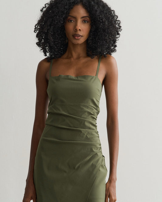 VESTIDO MIDI COM FRANZIDO LATERAL VERDE