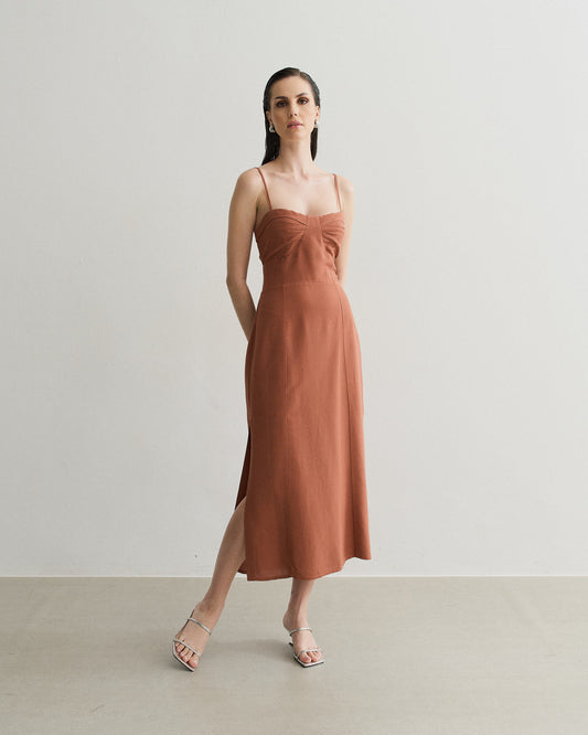 VESTIDO BUSTO ESTRUTURADO COM FENDA LATERAL MARROM ESCURO
