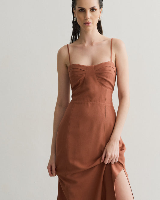 VESTIDO BUSTO ESTRUTURADO COM FENDA LATERAL MARROM ESCURO
