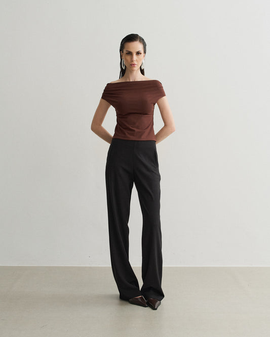 BLUSA DE MALHA DETALHE NO OMBRO POUDRE DE CACAO (MARROM)