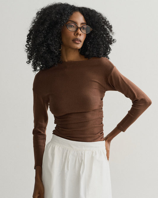 BLUSA DECOTE ASSIMÉTRICO MARROM
