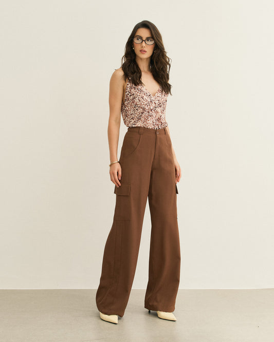 CALÇA RETA BOLSOS LATERAIS MARROM