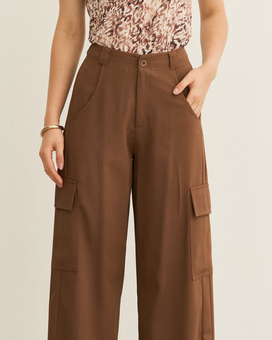 CALÇA RETA BOLSOS LATERAIS MARROM