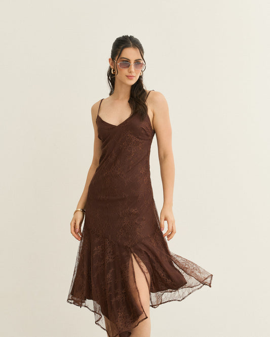 VESTIDO MIDI RENDA ALCINHA ASSIMÉTRICO EXPRESSO (MARROM)