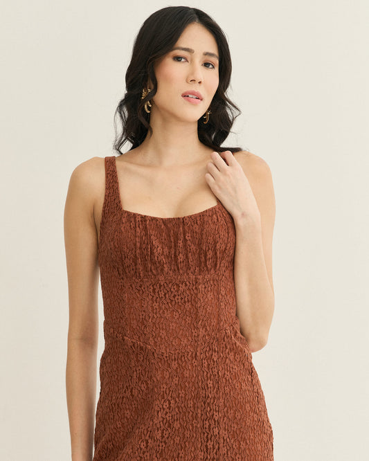 VESTIDO MIDI DE RENDA COM FENDA EBANO ( MARROM)