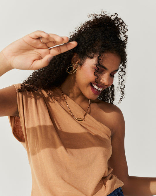 Blusa de Pregas Um Ombro só Preto MARROM